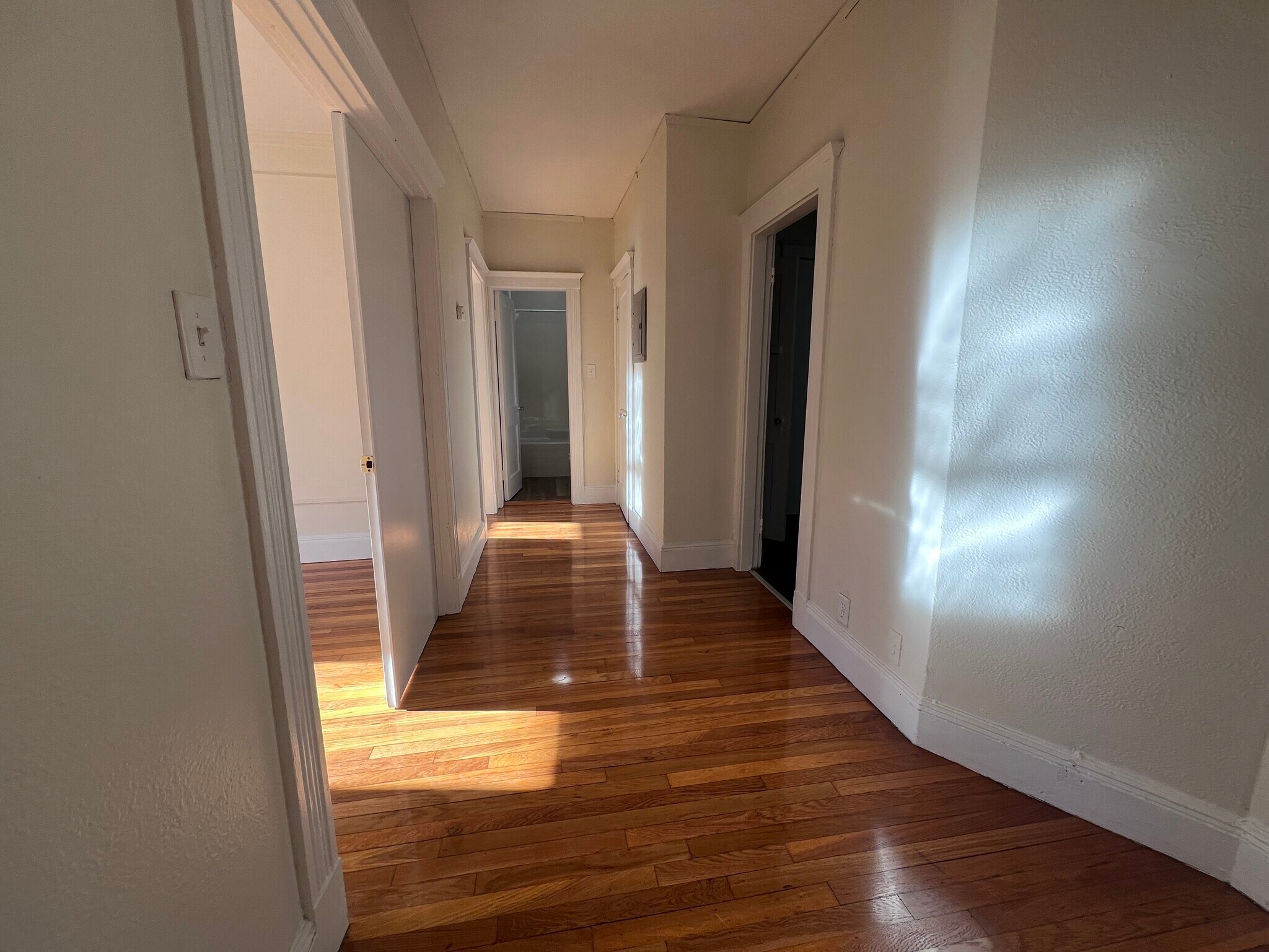 Building Photo - 208 Kelton St