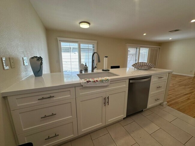 Building Photo - Stunning END-UNIT 3-bedroom condominium located in Agoura Hills