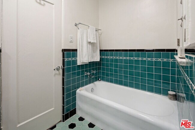 Building Photo - 1345 Hayworth Ave