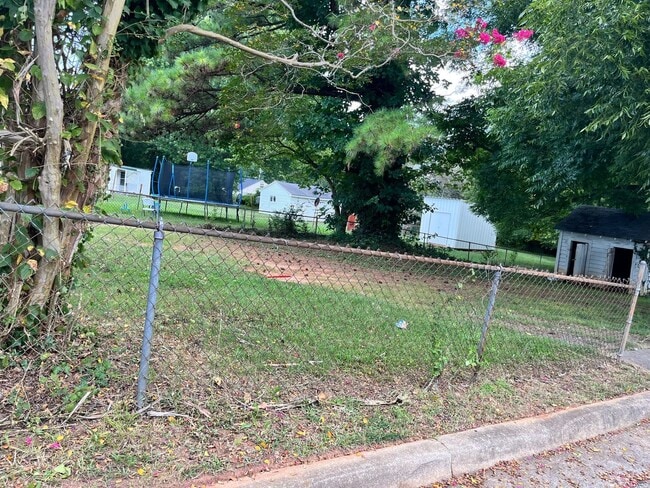 Building Photo - 2 Bedroom 1 Bath House Available to Rent f...