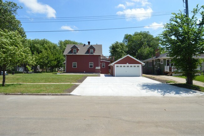 Building Photo - 95 4th Ave S