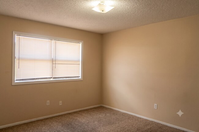 Building Photo - Spacious 3 Bedroom