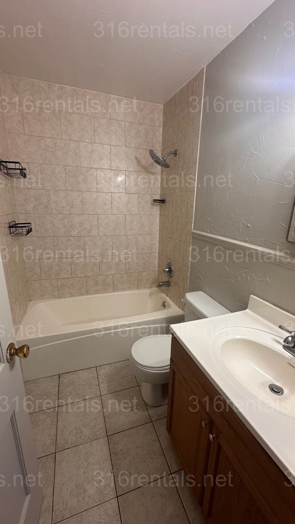 Building Photo - $1195 - 3 bed 1.5 bath - Single Family Hom...