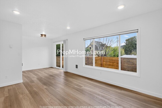 Building Photo - Updated Two Bedroom Unit with St Johns Views!