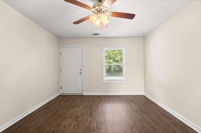 Building Photo - Minutes to Back Gate of Camp Lejeune!