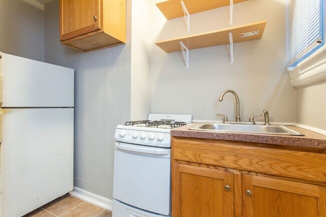 Building Photo - Stunning 1-Bedroom Apartment Near Universi...