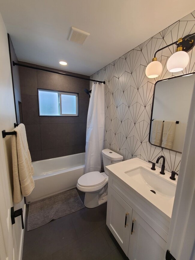 Building Photo - Fully furnished 1 bed 1 bath in Mission Beach.