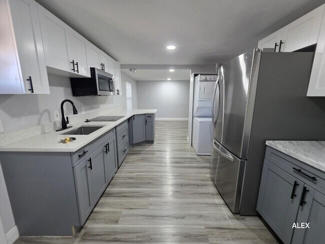 Building Photo - 1100 Beverly Ave NW