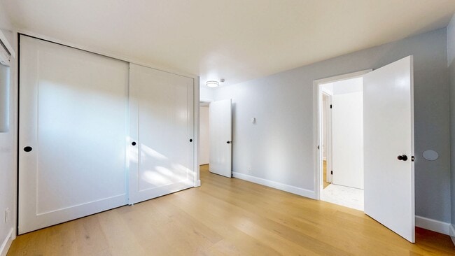 Building Photo - Cozy 2 Bedroom 1.5 Bath with Private Yard and Two Car Garage !