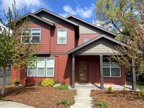 Building Photo - Unique Executive Home in Hood River