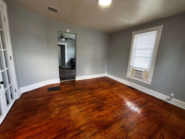 Building Photo - 371 N Mulberry St