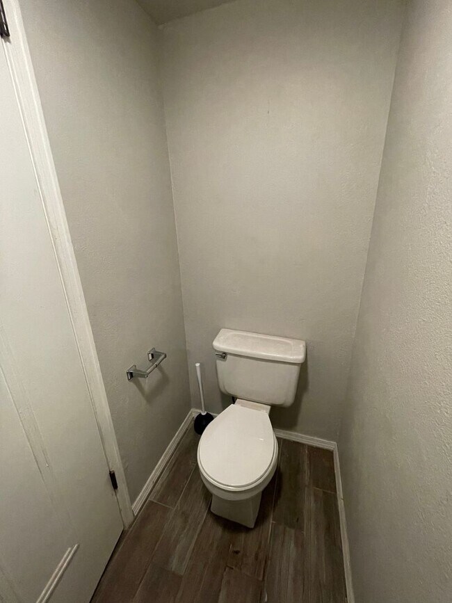 Building Photo - 3 Bed Duplex OKC
