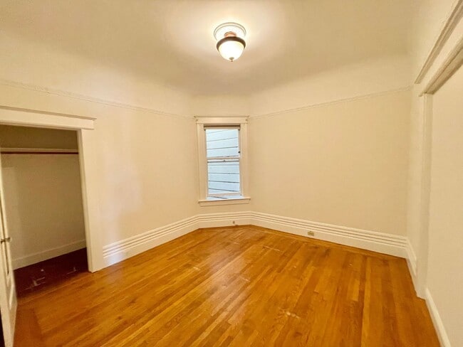 Building Photo - 927-929 Lincoln Way