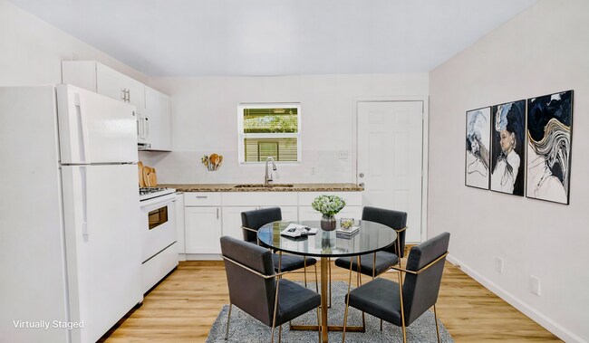 Building Photo - Cozy 1-bedroom, 1-bath duplex