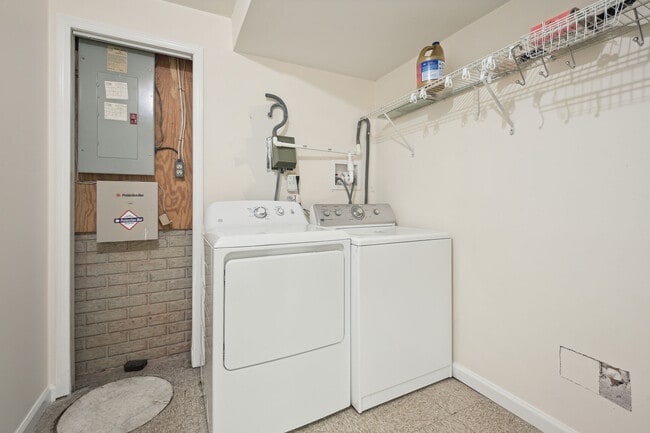 Building Photo - 8266 Amity Cir