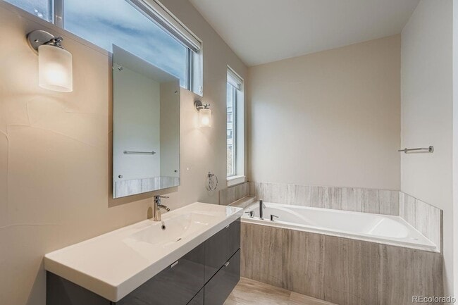 Building Photo - 2915 Umatilla St