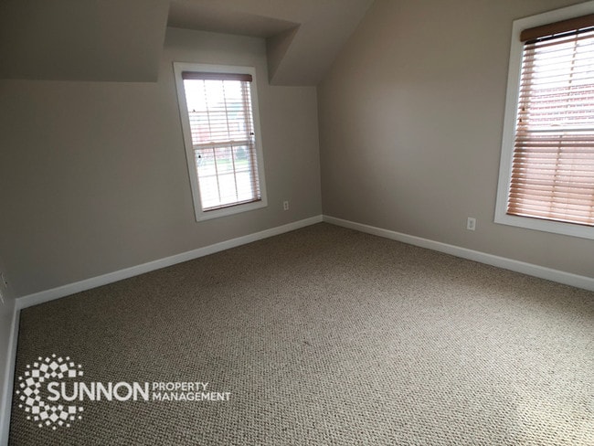 Building Photo - Gorgeous 4 BR 3 BA + Bonus in Winding Walk