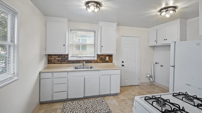 Building Photo - Cozy and Cute 2bedroom 1 bathroom duplex in Vallejo!