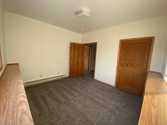 Building Photo - Large 2 Bedroom in Faribault