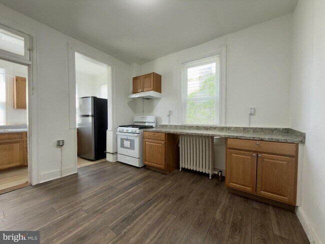 Building Photo - 513 E 41st St