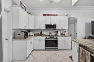 Building Photo - 146 Fernwood Cres