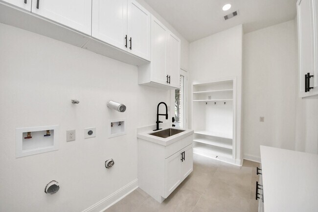 Building Photo - 23514 Bellina Dr
