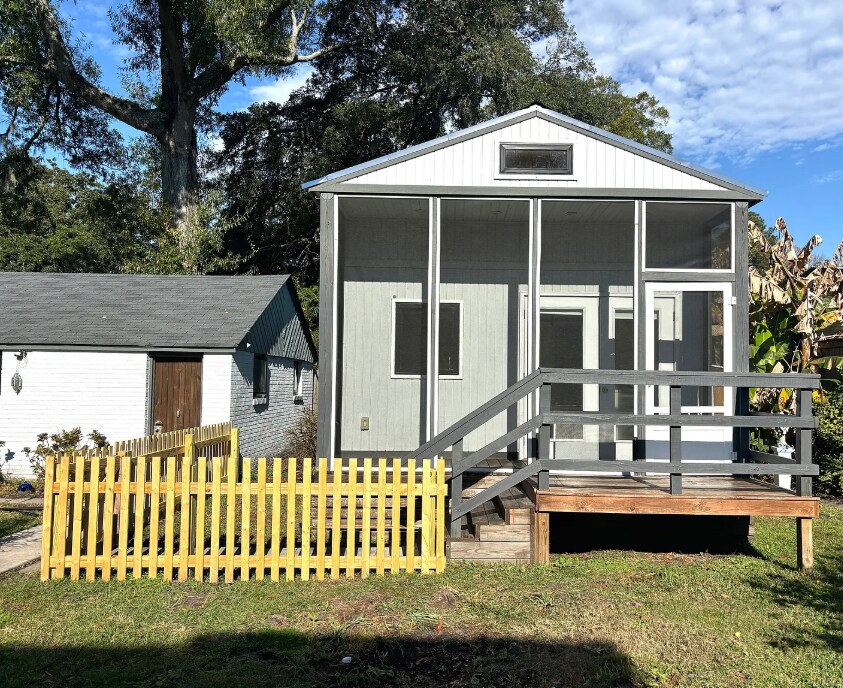 Building Photo - 542 Yale Dr