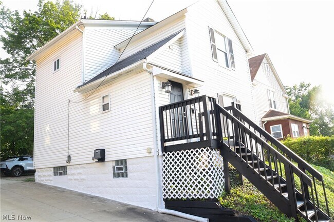 Building Photo - 240 E Miller Ave