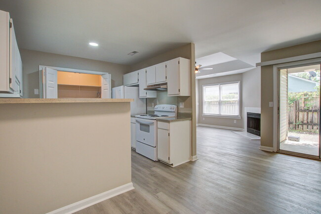 Building Photo - 9621 N Cardinal Dr