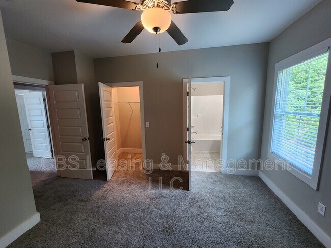 Building Photo - 630 Village Dr
