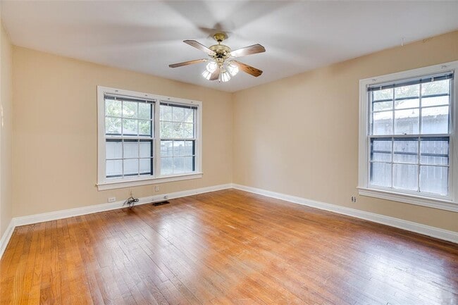 Building Photo - 1011 E 49th St