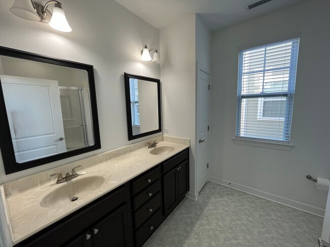 Building Photo - 4 Bedroom, 3.5 Bath Condo in Coveted Spenc...