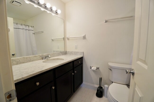 Building Photo - 2 Bed 2 Bath in Desirable Green Hills!