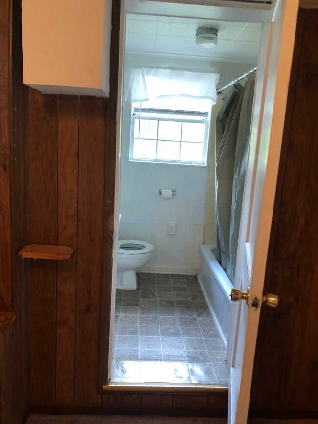 Building Photo - 2114 Oakridge Dr