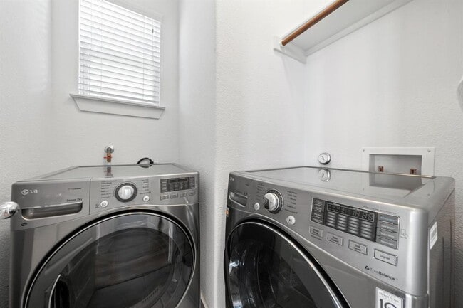 Building Photo - 1406 Casa Dr