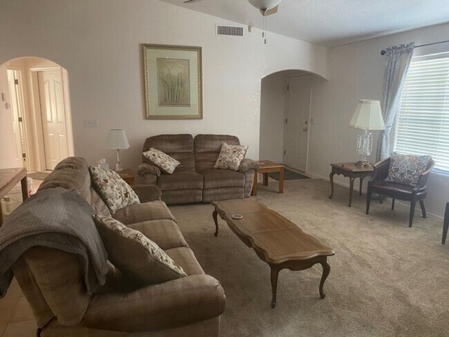 Building Photo - GREAT FURNISHED HOME WITH SIDE PARKING!