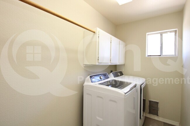 Building Photo - 822 W Earll Dr