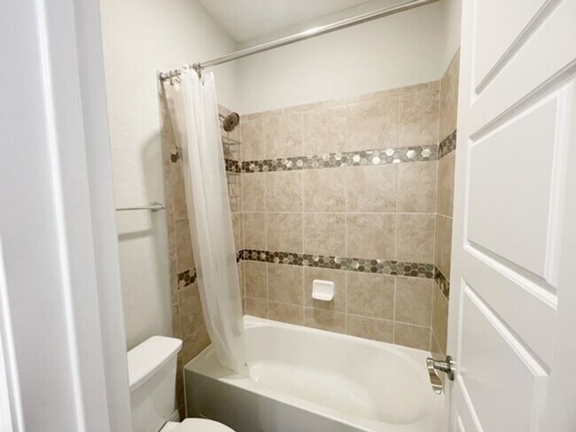 Building Photo - This stunning, 4BED/2BATH, well maintained...