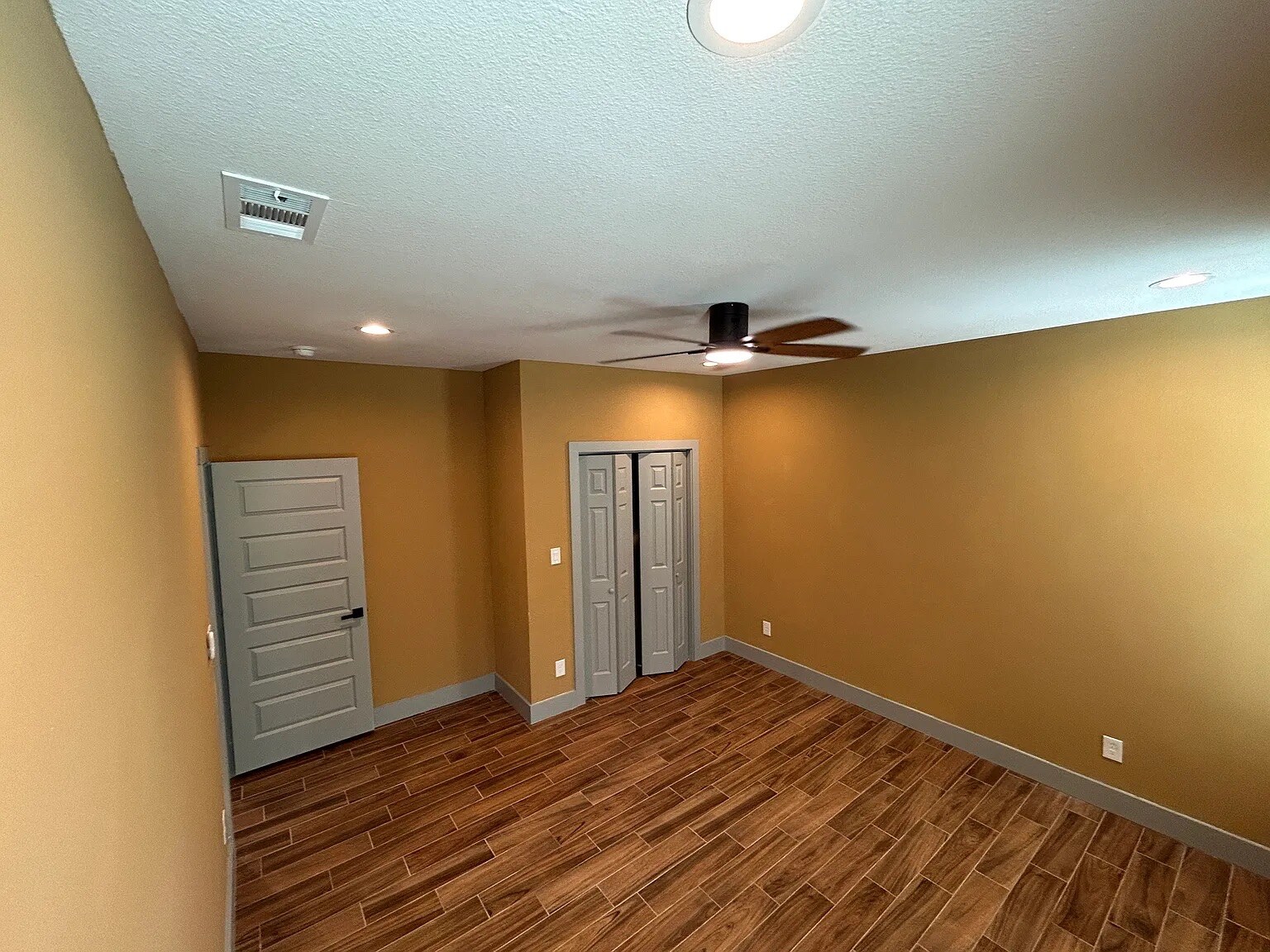 Building Photo - Room in Duplex on N Shore Dr