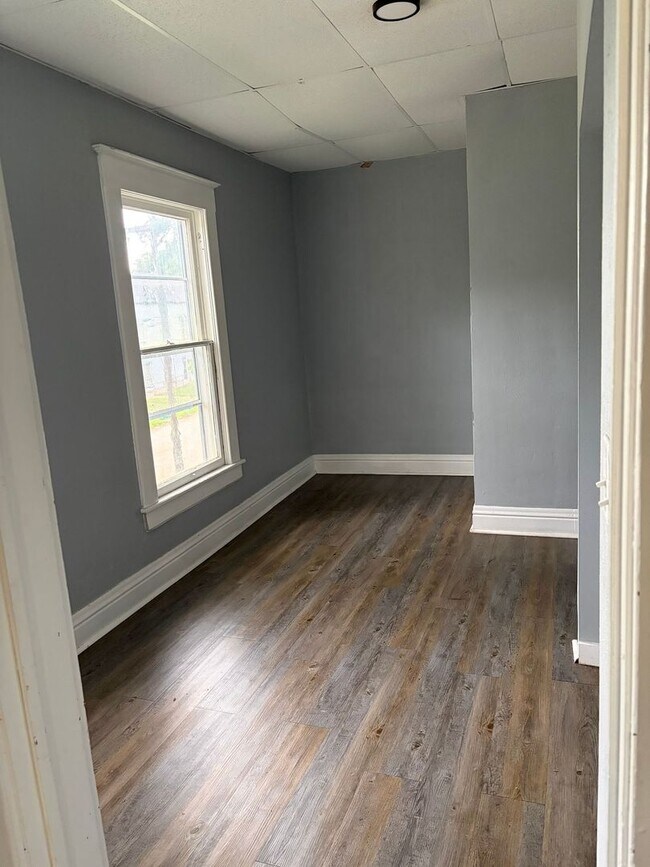 Building Photo - 724 W Elm St