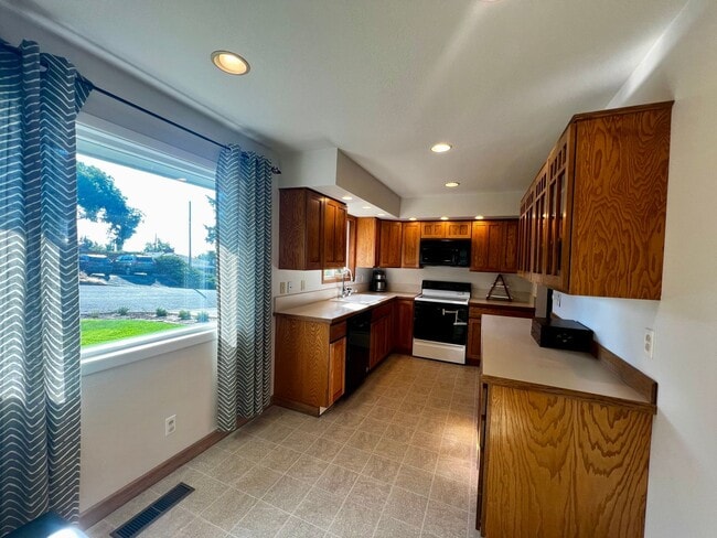 Building Photo - Beautiful North Hill Home Near Vincent Park!