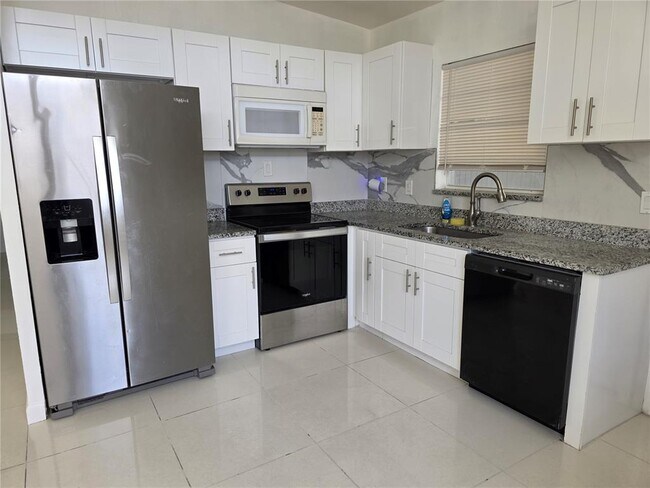 Building Photo - 1103 Teakwood Ave