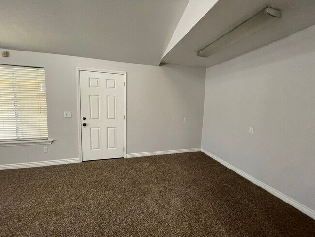 Building Photo - Spacious home in Tulare coming soon!