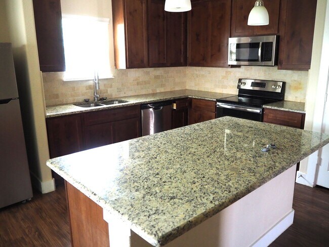 Building Photo - 4903 Villas Dr