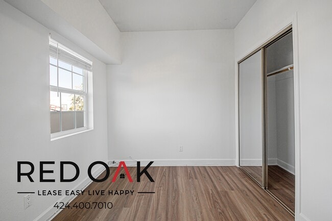 Building Photo - 731 W 46th St