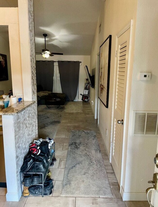 Building Photo - 1 bedroom Creekside Villas Townhome Near O...
