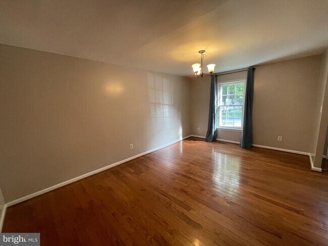 Building Photo - 10075 Maple Leaf Dr