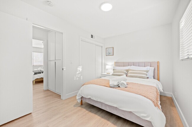 Building Photo - 734 Claraday St