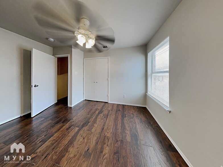 Building Photo - 314 Queens Ct N