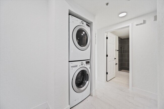 Building Photo - 1165 Golden Lakes Blvd